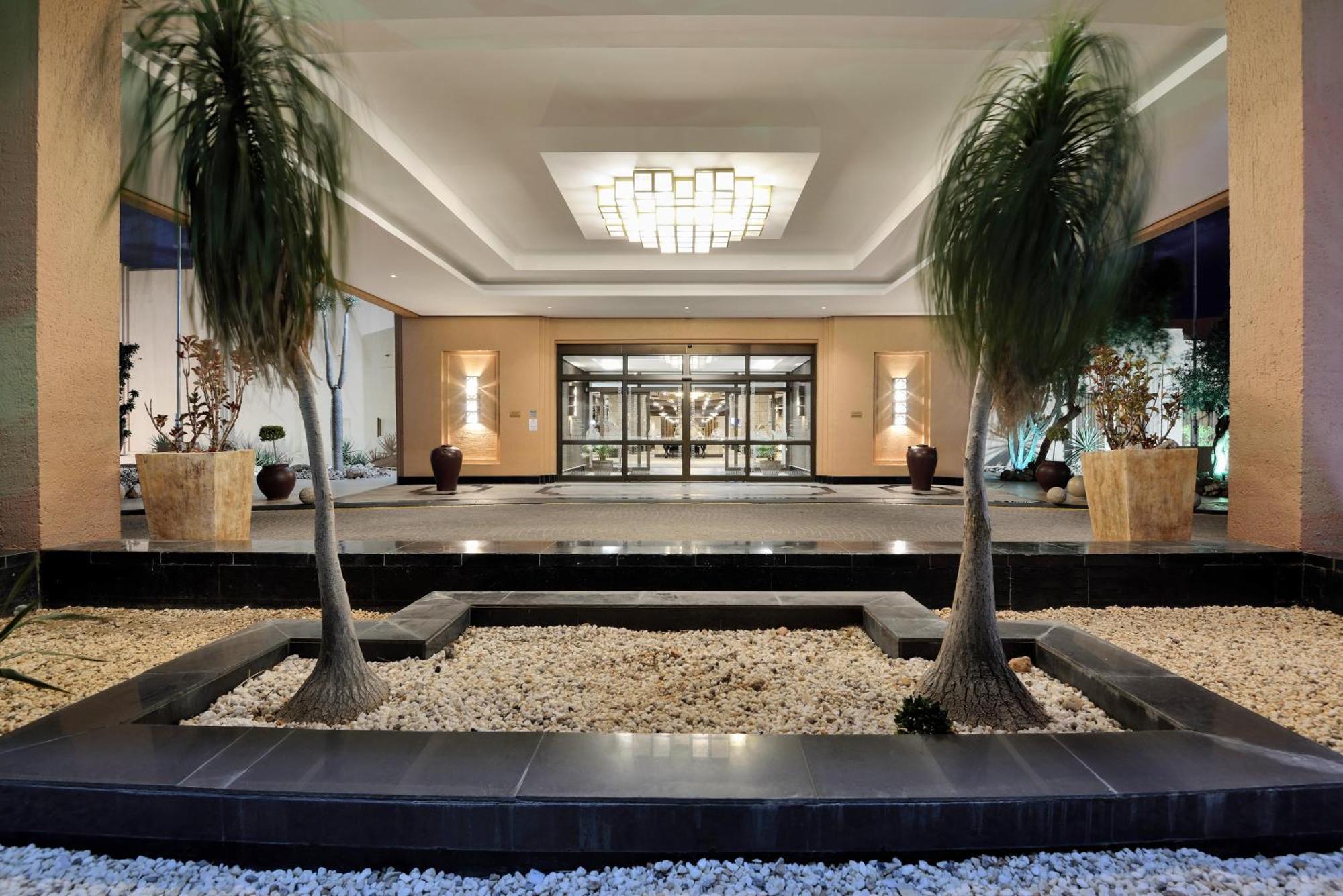Windhoek Country Club Resort Exterior foto
